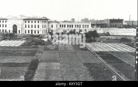 Eine historische Fotografie oder Aufzeichnung des Karl-Marx-Hof-Komplexes in Wien, Österreich, aus der Zeit um 1899. Es stellt eines der längsten Wohngebäude der Welt dar, ein Schlüsselbeispiel für die frühe soziale Wohnungsarchitektur. Stockfoto