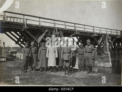 General Alexander von Linsingen posiert neben der ihm zu Ehren benannten Brücke, wahrscheinlich während des Ersten Weltkriegs, in voller Uniform und begleitet von Offizieren, die die deutsche Militärpräsenz und die Traditionen der Infrastruktur repräsentieren. Stockfoto