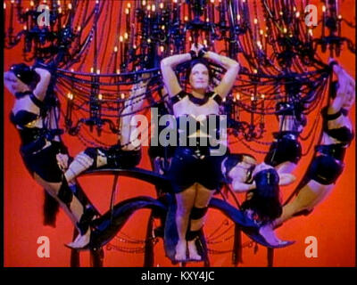 Ein Standbild aus dem Film-Trailer von „Gentlemen bevorzugen Blondes“ aus dem Jahr 1953 mit Marilyn Monroe und Jane Russell in der gefeierten Musikkomödie, die für ihre Choreographie und Kostümgestaltung bekannt ist. Stockfoto