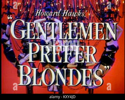 Screenshot aus der Musical-Komödie „Gentlemen bevorzugen Blondes“ aus dem Jahr 1953 mit Marilyn Monroe und Jane Russell. Der Film folgt zwei Frauen, die auf der Suche nach wohlhabenden Ehemännern nach Paris reisen und das Hollywood-Kino aus der Mitte des 20. Jahrhunderts zeigen. Stockfoto