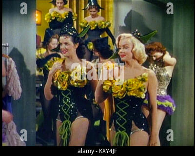 Ein Rahmen aus dem Musikfilm „Gentlemen bevorzugen Blondes“ aus dem Jahr 1953 zeigt Marilyn Monroe und Jane Russell, die das dauerhafte Erbe des Films im amerikanischen Kino hervorheben. Stockfoto