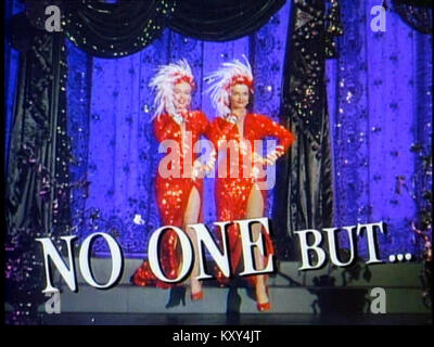 Ein Standbild aus dem Trailer des 1953 erschienenen Films Gentlemen Bevorzugter Blondes mit Marilyn Monroe und Jane Russell. Der Film ist eine klassische amerikanische Musikkomödie, die für ihre glamourösen Kostüme und Aufführungen bekannt ist. Stockfoto