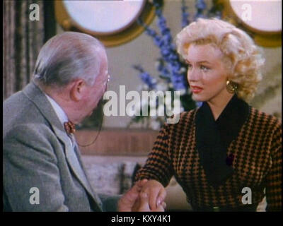 Ein Standbild aus dem Trailer von 1953 für Gentlemen Bevorzugter Blondes, eine musikalische Komödie von Howard Hawks mit Marilyn Monroe und Jane Russell, die das Hollywood-Kino der Mitte des Jahrhunderts repräsentieren. Stockfoto