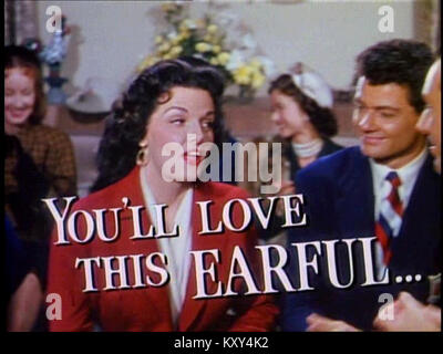 Screenshot aus der Musical-Komödie „Gentlemen bevorzugen Blondes“ aus dem Jahr 1953 mit Marilyn Monroe und Jane Russell, die eine Szene mit lebhaften Farben und zentralen Charakteren zeigt. Stockfoto