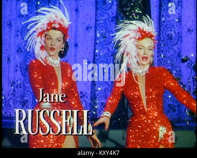 Ein Screenshot aus dem 1953 erschienenen Film „Gentlemen bevorzugen Blondes“ zeigt Marilyn Monroe und Jane Russell, in dem musikalische Nummern, Comedy und Darbietungen der Schauspieler hervorgehoben werden. Stockfoto