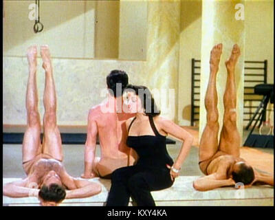 Ein Film aus dem Trailer von Gentlemen Bevorzugter Blondes (1953), der die Schauspielerinnen Marilyn Monroe und Jane Russell in Performance-Kostümen zeigt, Teil der Technicolor-Musical-Komödie unter der Regie von Howard Hawks. Stockfoto