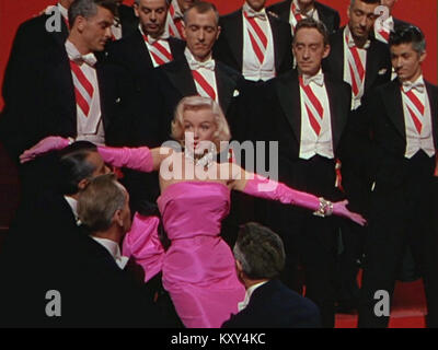 Ein Screenshot aus dem Film „Gentlemen bevorzugen Blondinen“ aus dem Jahr 1953 zeigt eine Szene glamouröser Frauen und ihrer romantischen Eskapaden. Die musikalische Komödie bietet Stars und legendäre Bühnenbilder. Stockfoto