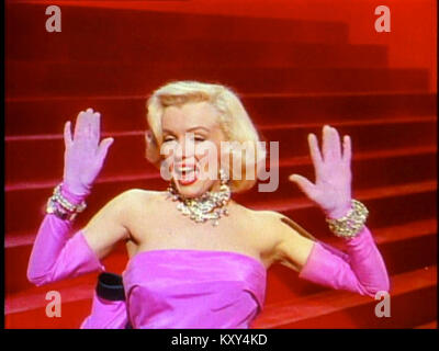 Film still aus dem Trailer von Gentlemen Bevorzugter Blondes (1953), eine US-amerikanische Musikkomödie mit Marilyn Monroe und Jane Russell, Regie: Howard Hawks. Das Bild zeigt einen Werbemoment aus dem Film. Stockfoto