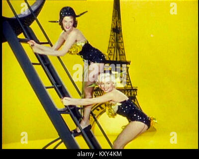 Dieses Stück aus dem Film *Gentlemen bevorzugen Blondes* aus dem Jahr 1953 fängt einen komödiantischen und ikonischen Moment des Films ein, mit den Stars Marilyn Monroe und Jane Russell. Der Film ist bekannt für seine musikalischen Nummern und seinen unbeschwerten Humor. Stockfoto