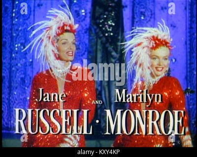 Eine Szene aus der Musical-Komödie *Gentlemen bevorzugen Blondes* aus dem Jahr 1953 mit Marilyn Monroe und Jane Russell in einer Performance aus dem klassischen Hollywood-Film. Stockfoto