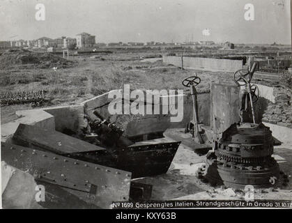 Ein Foto aus dem Ersten Weltkrieg, aufgenommen am 31. Oktober 1917 in Grado, Italien, das eine zerstörte Küstengüterposition zeigt. Das Bild dokumentiert die Folgen der Artillerieoperationen während des italienischen Feldzugs. Stockfoto