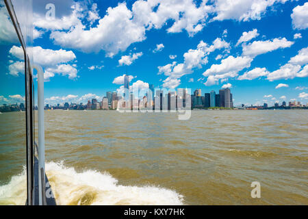 Blick auf Manhattan, New York City, USA vom Segelboot auf dem Hudson River Stockfoto