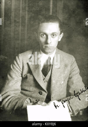 Dieses handsignierte Foto von 1921 zeigt Joseph Goebbels, ein frühes Mitglied der NSDAP, und markiert damit den Beginn seiner politischen Karriere in Deutschland. Das Bild dient als historische Aufzeichnung aus der Zwischenkriegszeit. Stockfoto