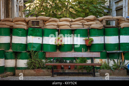 Tote Zone in Nikosia, Nikosia, Zypern. Barrel den Weg durch verboten. Nahaufnahme, Details. Stockfoto