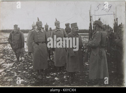 Erzherzog Friedrich im Gespräch mit einem Soldaten des BildID Grenadierregimentes 9 (15438873) Stockfoto