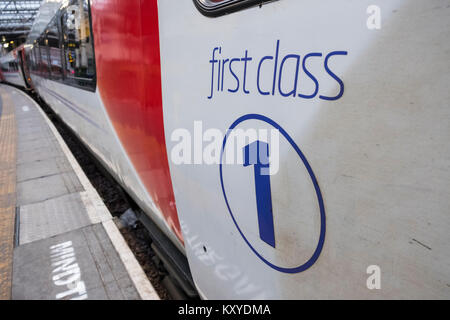 Detail der Ersten Klasse Tür auf Virgin Trains Lokomotive von King's Cross in London auf der East Coast Main Line an der Plattform an der Waverley Station in Edinburgh, Stockfoto