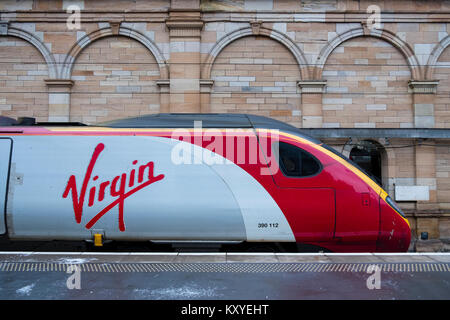 Virgin Trains Pendolino Lok in London Euston auf der West Coast Main Line an der Plattform an der Waverley Station in Edinburgh, Schottland, Vereinigtes Königreich Stockfoto