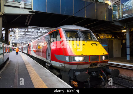 Virgin Trains Lokomotive von King's Cross in London auf der East Coast Main Line an der Plattform an der Waverley Station in Edinburgh, Schottland, Vereinigtes Königreich Stockfoto