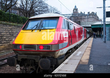 Virgin Trains Lokomotive von King's Cross in London auf der East Coast Main Line an der Plattform an der Waverley Station in Edinburgh, Schottland, Vereinigtes Königreich Stockfoto