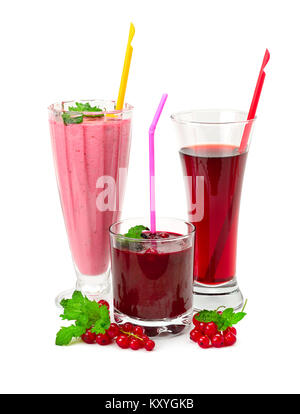 Säfte und Smoothies aus Himbeere, Johannisbeere, Heidelbeere auf weißem Hintergrund. Gesunde Getränke und Beeren. Stockfoto