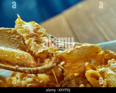 Crockpot Million Dollar Pasta, traditionelle gebackene Nudeln aber ist ganz im Slow Cooker, auch die Nudeln. Stockfoto