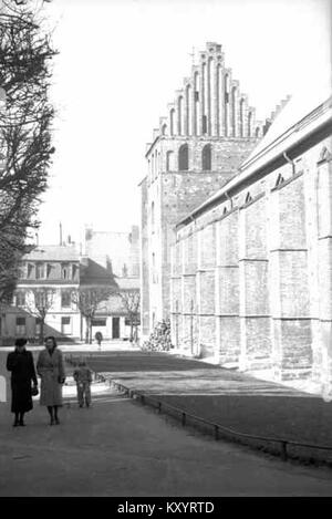 Sankta Maria kyrka in Helsingborg, Schweden, ist eine mittelalterliche gotische Backsteinkirche, die ursprünglich während der dänischen Zeit erbaut und im 16. Jahrhundert in lutherische Nutzung umgewandelt wurde. Es enthält Freskenreste aus dem 15. Jahrhundert und wurde im 19. Jahrhundert restauriert. Stockfoto