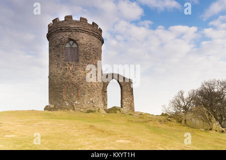 Alte John steht an der Spitze des höchsten Hügels in Bradgate Park, Leicestershire, England. Großbritannien Stockfoto