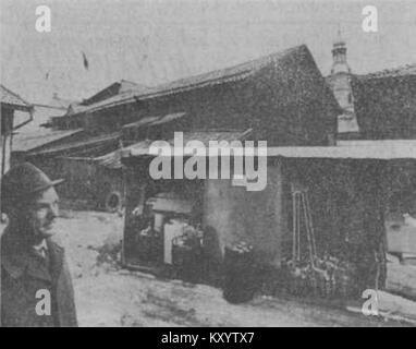 Ein Schwarzweiß-Foto, das Henrik Widman zeigt, wie er einen alten Garten in Falun, Schweden, inspiziert. Das Bild wurde erstmals in der ersten, zweiten oder dritten Ausgabe der nordischen Familjebok, einer schwedischen Enzyklopädie, veröffentlicht. Die Urheberrechte für dieses Buch sind abgelaufen, und das Bild ist gemeinfrei. Das Foto wurde vor dem 1. Januar 1955 anonym veröffentlicht, und der Autor gab ihre Identität in den folgenden 70 Jahren nicht bekannt. Stockfoto