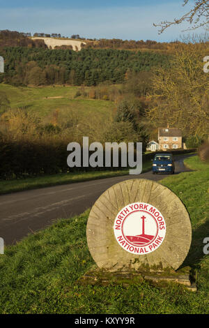 Autofahren in der Nähe der Grenze am Eingang der North York Moors National Park & Kilburn weißes Pferd am Hang geschnitzt - North Yorkshire, England, UK. Stockfoto