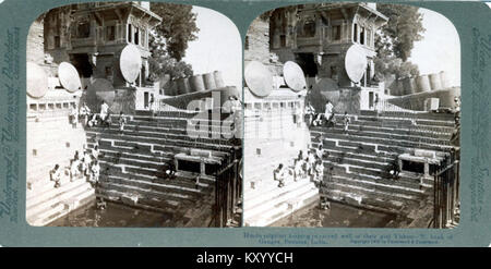 Dieses Bild zeigt hinduistische Pilger, die 1908 in einem heiligen Brunnen am Ganges in Varanasi (Benares), Indien, badeten. Das Ritual des Badens im Ganges ist ein wichtiger Bestandteil der hinduistischen religiösen Praktiken. Stockfoto