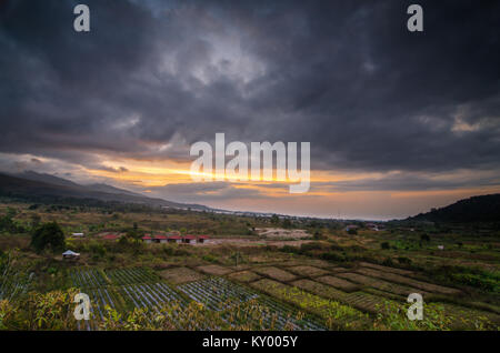 Straße zu montieren. Rinjani, zweithöchste Vulkan in Indonesien. Der Berg ist in der Regentschaft von Norden Lomboks, West Nusa Tenggara und steigt auf 3.726 m Stockfoto