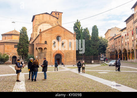 Bologna, Italien - Dezember 2017: Menschen und Touristen in Piazza Santo Stefano, ein bekannter Platz in der charakteristischen mittelalterlichen Stadtzentrum von Bologna, Es Stockfoto