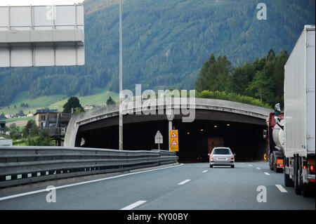 A13 Brenner Autobahn A13 Brenner Autobahn in Innsbruck, Tirol, Österreich. 8. August 2016 © wojciech Strozyk/Alamy Stock Foto Stockfoto