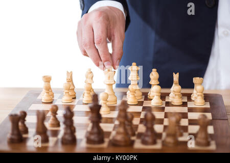 Teilweise mit Blick auf die Unternehmer halten chess Abbildung isoliert auf weißem Stockfoto