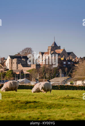 Die Stadt Rye gesehen von Südosten über die Felder. Stockfoto