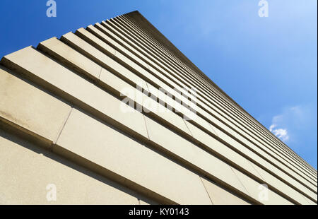 Fassade der Neuen Synagoge in Dresden, Deutschland - Ansicht von unten. Stockfoto