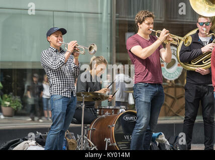 Street Music - junge Musiker ein Konzert im Zentrum von Helsinki geben Stockfoto