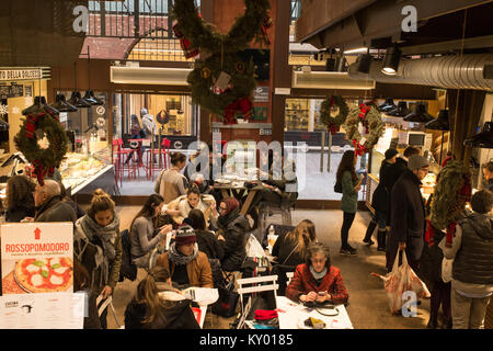 Bologna, Italien - Dezember 2017: die Menschen essen in Mercato di Mezzo (Mitte) einen berühmten indoor Lebensmittelmarkt in der charakteristischen Mittelalterlichen Stadt Stockfoto