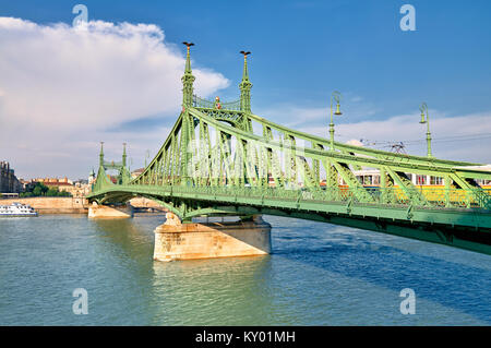 Liberty Bridge oder Freiheit Brücke zwischen Buda und Pest über der Donau auf einem hellen Tag. Stockfoto