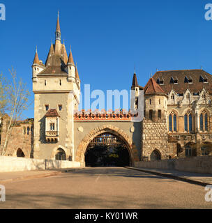 Haupttor Vajdahunyad Burg auf einem hellen Tag, Budapest, Ungarn Stockfoto