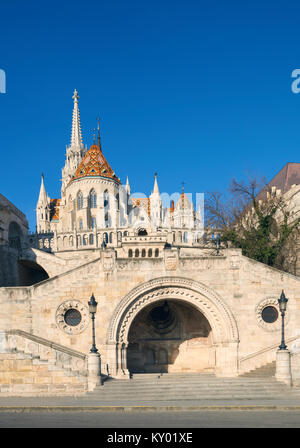 St, die Matthiaskirche und Fischerbastei in Budapest, Ungarn, an einem hellen Tag Stockfoto