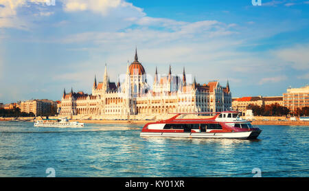 Das Parlamentsgebäude in Budapest, Ungarn auf einem hellen, sonnigen Tag aus über den Fluss. Getönten Bild. Stockfoto