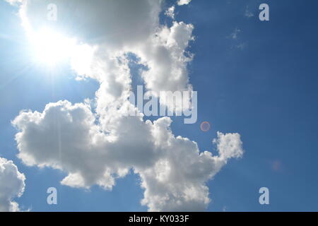 Weiße Wolke mit der Sonne Stockfoto