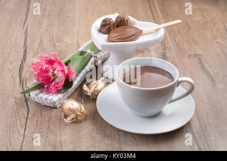 Heiße Schokolade, Pralinen und Stick von löslichen Schokolade auf woodentable Stockfoto