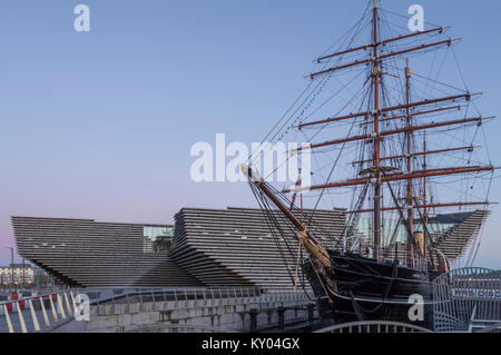 Die V&A design museum hat neben der RRS Discovery im Rahmen des Waterfront Development Dundee, Schottland, Großbritannien. Stockfoto