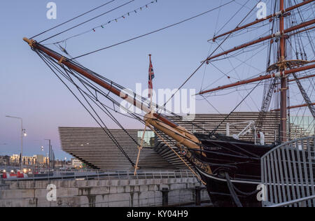 Die V&A design museum hat neben der RRS Discovery im Rahmen des Waterfront Development Dundee, Schottland, Großbritannien. Stockfoto