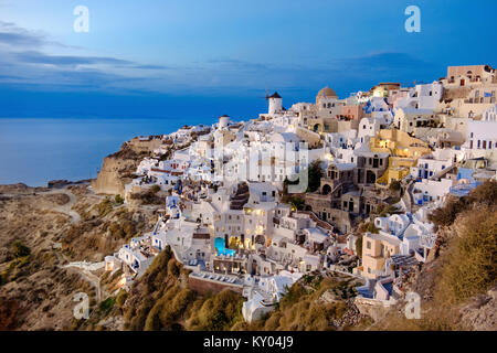 Das Dorf Oia auf Santorini, Griechenland, in der am Abend Stockfoto