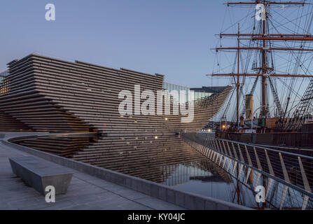 Die V&A design museum hat neben der RRS Discovery im Rahmen des Waterfront Development Dundee, Schottland, Großbritannien. Stockfoto