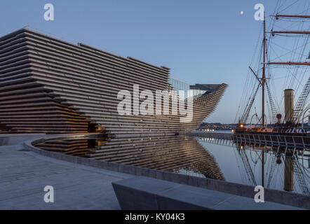 Die V&A design museum hat neben der RRS Discovery im Rahmen des Waterfront Development Dundee, Schottland, Großbritannien. Stockfoto