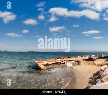 Alten Fischer Boote am Ufer der Ägäis in Griechenland Stockfoto